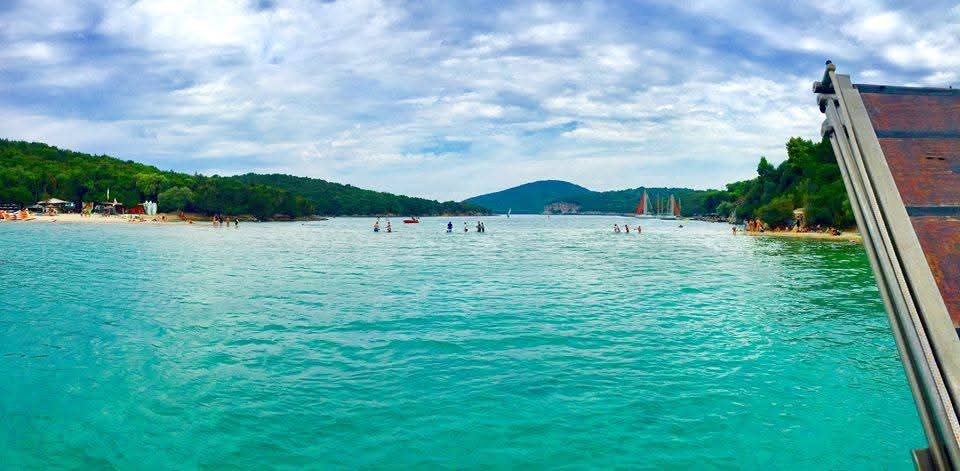 Shallow turquoise water around Bella Vraka